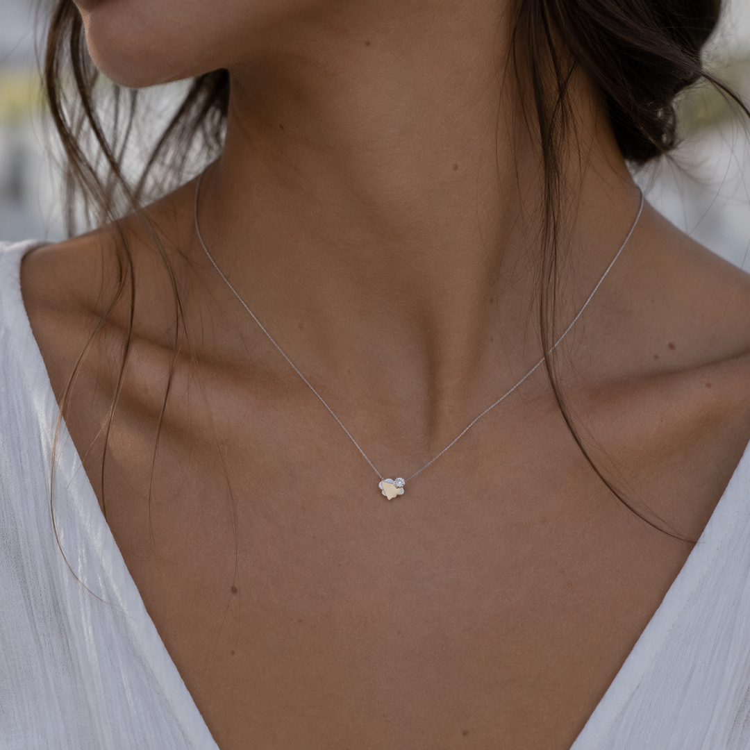 Natural Diamond Stormy Necklace in White Gold Worn by a Woman, Featuring a Delicate Diamond Pendant on a Fine Chain.